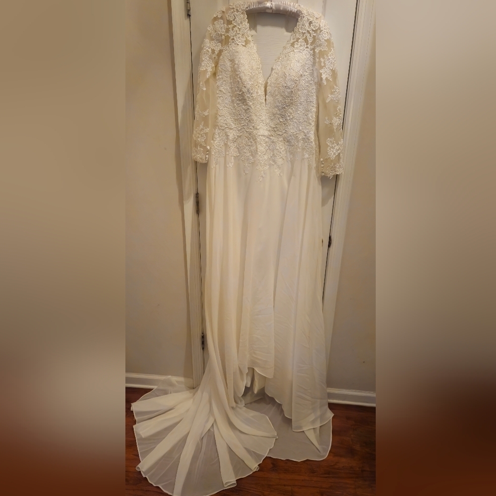 NWT - Chong Xiao Elegant Ivory Wedding Dress  Size Medium to Large